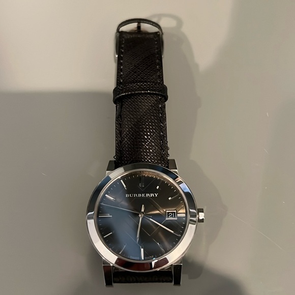 Buberry watch. Retails for $1000 - Picture 1 of 1